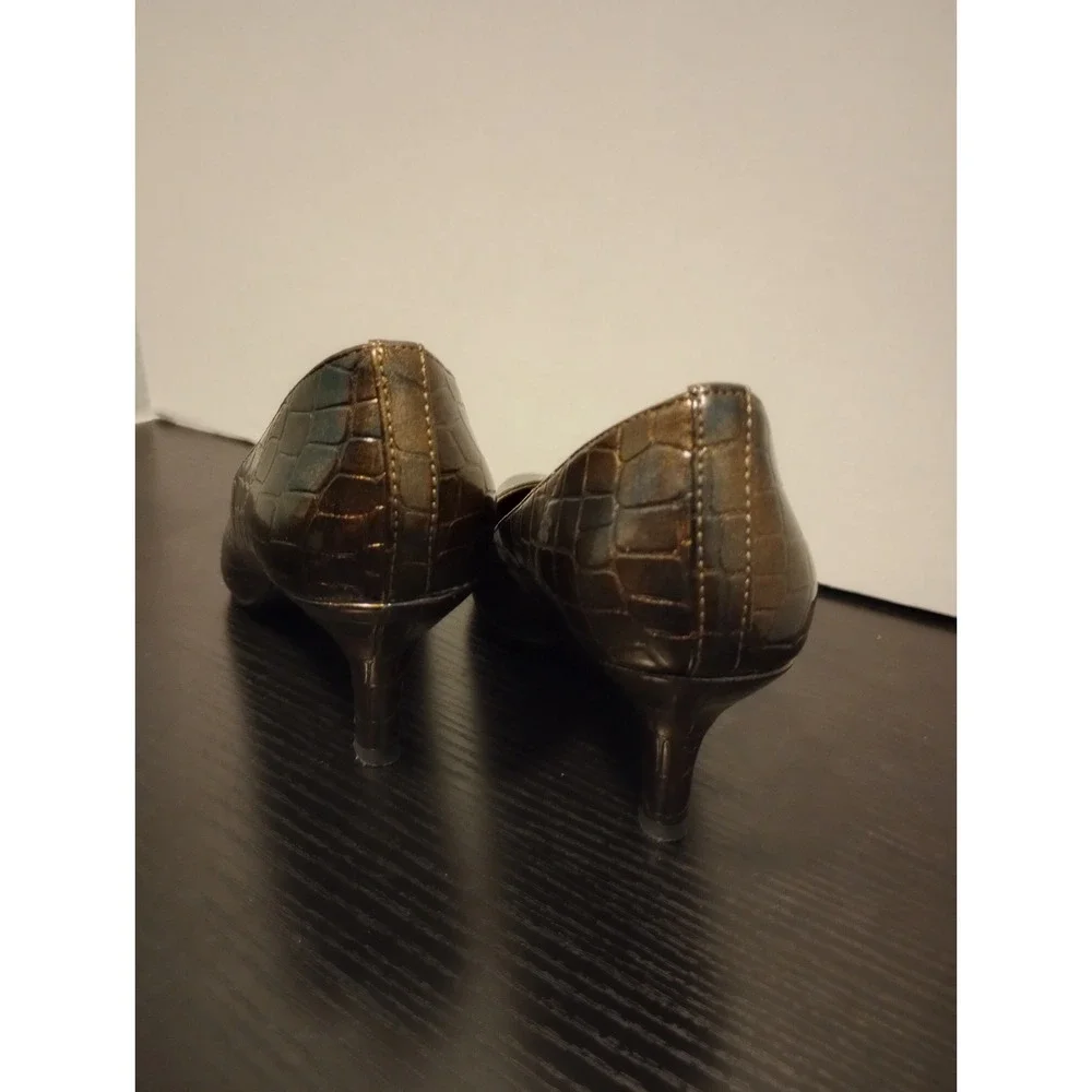Easy Street Woman's Size 8M‎ Bronze Brown Iridescent Embossed Heels
